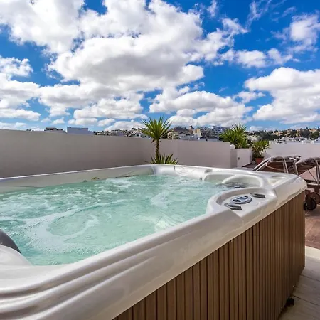 Accommodatie bij particulieren Shared Living With Host - Private In Penthouse With Pool, Hot-tub And Sea-view Ta' Gokondu