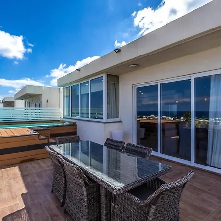 Accommodatie bij particulieren Shared Living With Host - Private In Penthouse With Pool, Hot-tub And Sea-view *